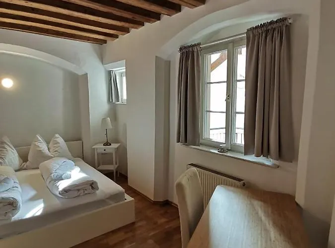 Center Golden Roof 8 *